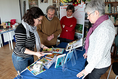 Bien présenter un stand LPO et comment accueillir le public sont les questions au cœur de notre formation à la tenue de stand. ©Alain B. http://files.biolovision.net/vienne.lpo.fr/userfiles/BiodivDecouvrirParticiperFormation400px.jpg