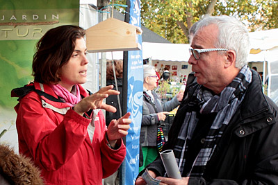 Échanger, sensibiliser... Les stands sont source de nombreuses rencontres. © Alain B. http://files.biolovision.net/vienne.lpo.fr/userfiles/BiodivMiliterRepresenter400px.jpg