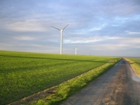 Eolienne en plaine agricole
